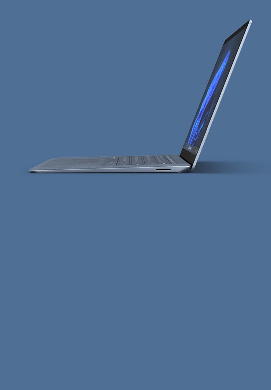 显示冰晶蓝颜色 Alcantara 饰面的 13.5 英寸 Surface Laptop 4
