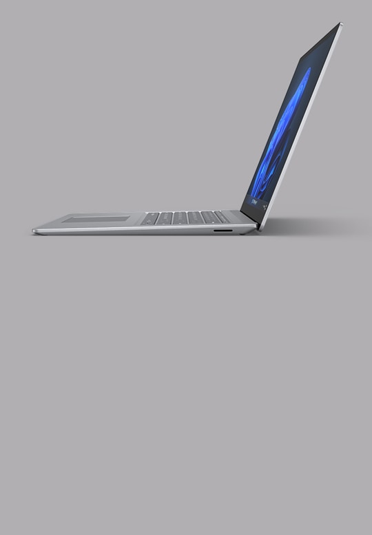 显示亮铂金颜色金属饰面的 15 英寸 Surface Laptop 4