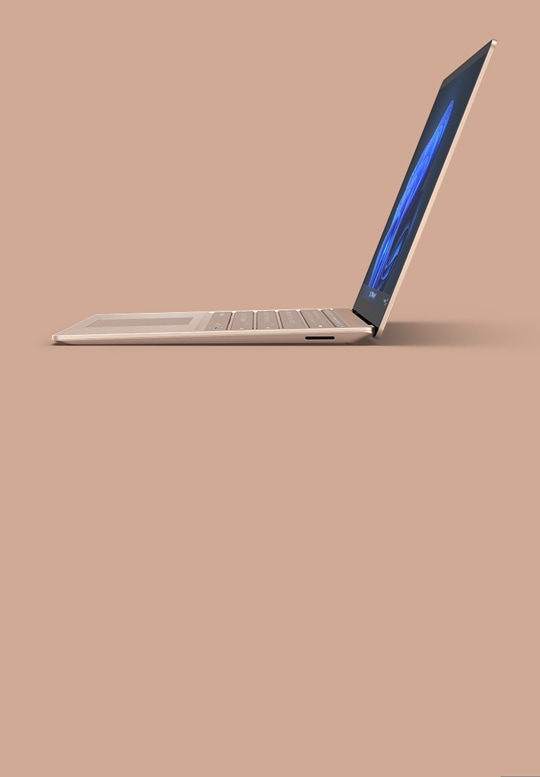 显示砂岩金颜色金属饰面的 13.5 英寸 Surface Laptop 4
