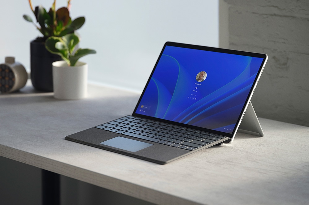 Une Surface Pro 7+ est observée sur un bureau avec l’écran de connexion