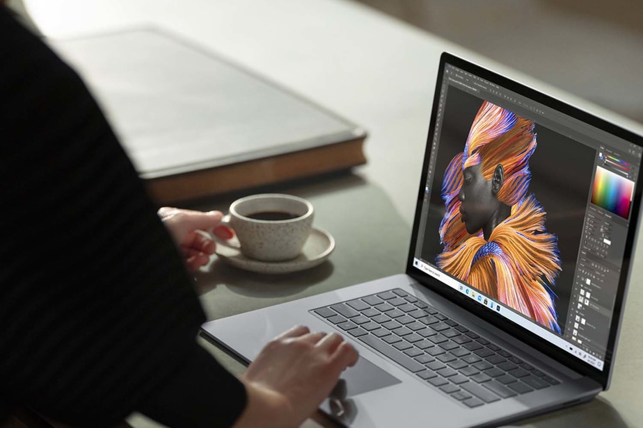 Orang membuat kerja pada Surface Laptop 4 miliknya