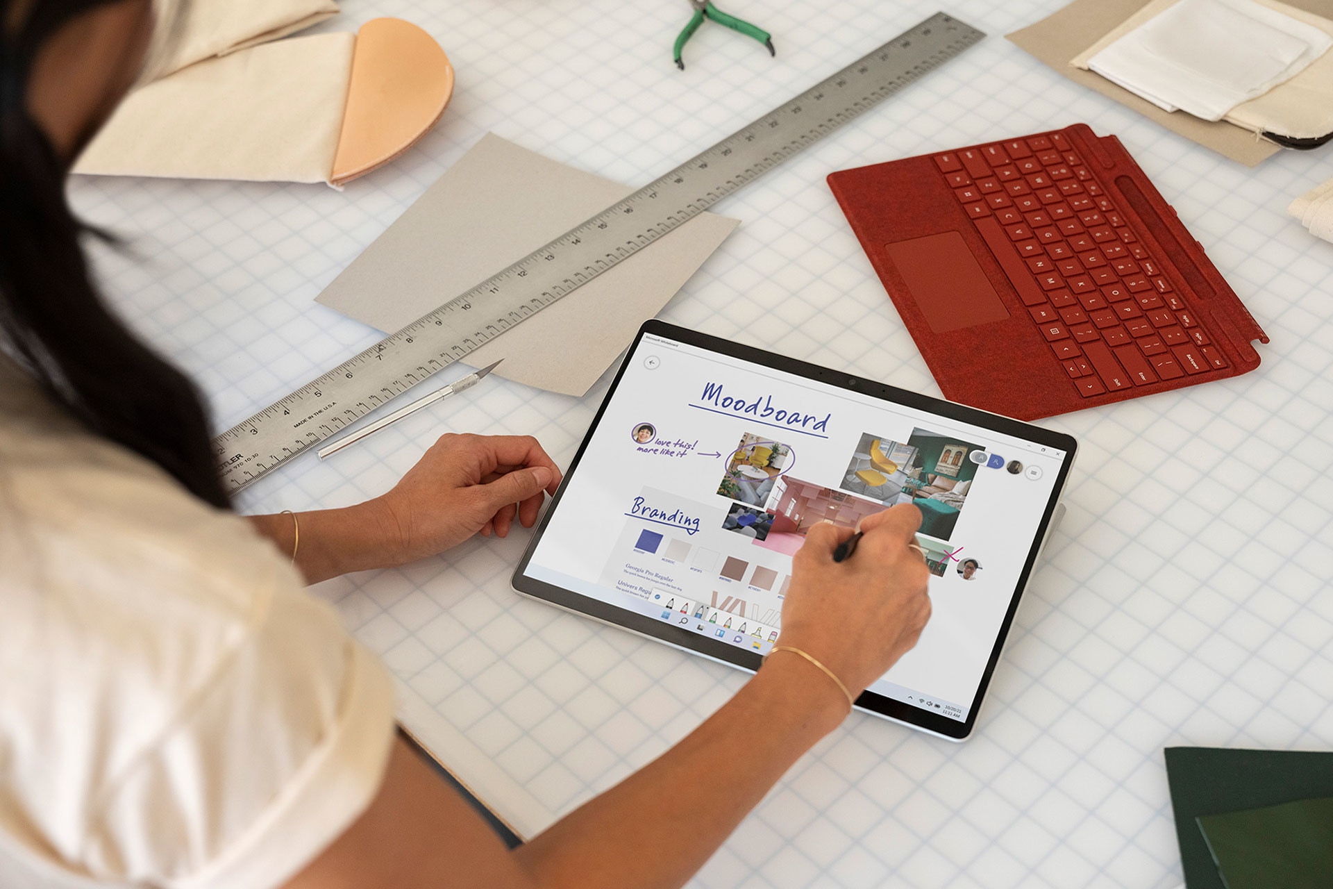 Surface 슬림 펜 2를 사용하여 Surface Pro X에서 메모를 작성하는 사람