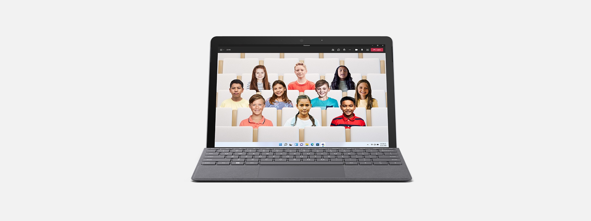 جهاز Surface Go 3 ككمبيوتر محمول يعرض إعداد Teams لفصل دراسي.