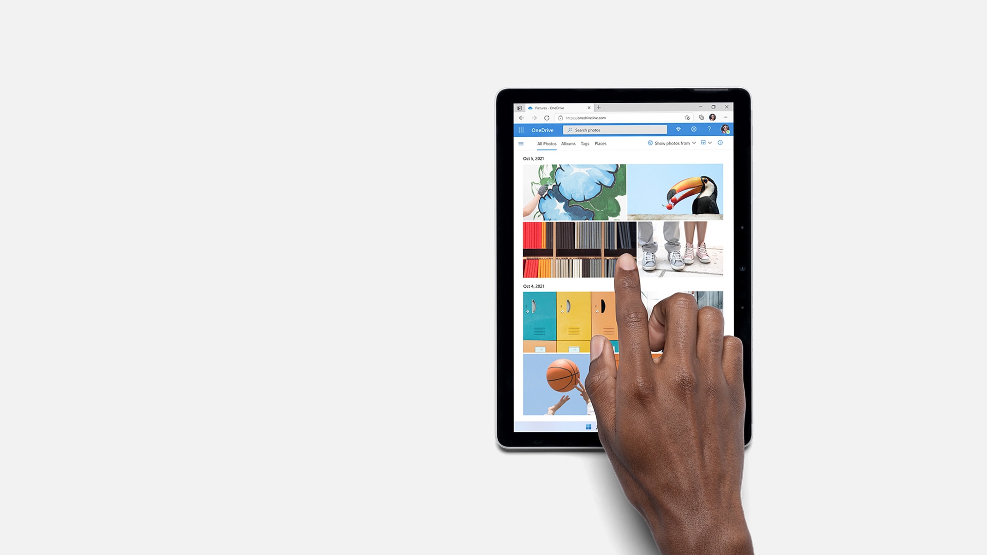 태블릿으로 사용 중인 Surface Go 3.