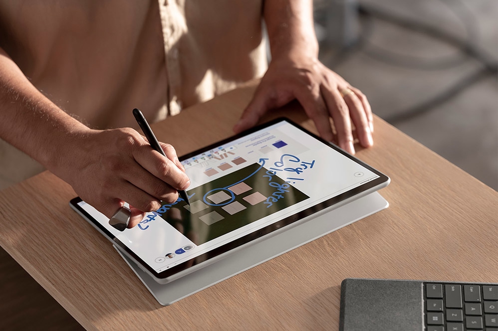 Surface Pro X sedang digunakan untuk mengambil nota dengan Pen Surface.
