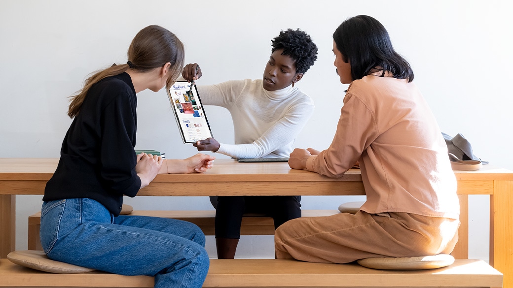 Surface Pro 8, der bruges i en gruppesituation til at dele arbejde.