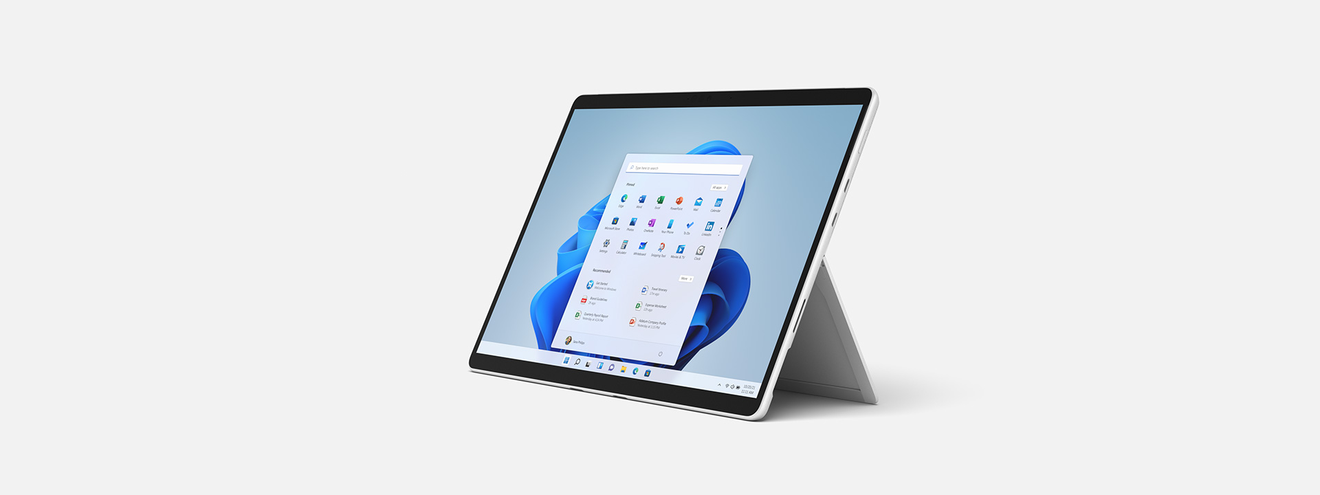 Zařízení Surface Pro 8 v režimu přenosného počítače.