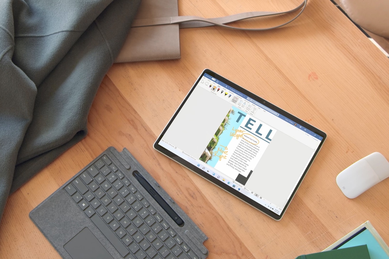 Surface Pro 8 desacoplado de la Funda con teclado y un Microsoft Arc Mouse.