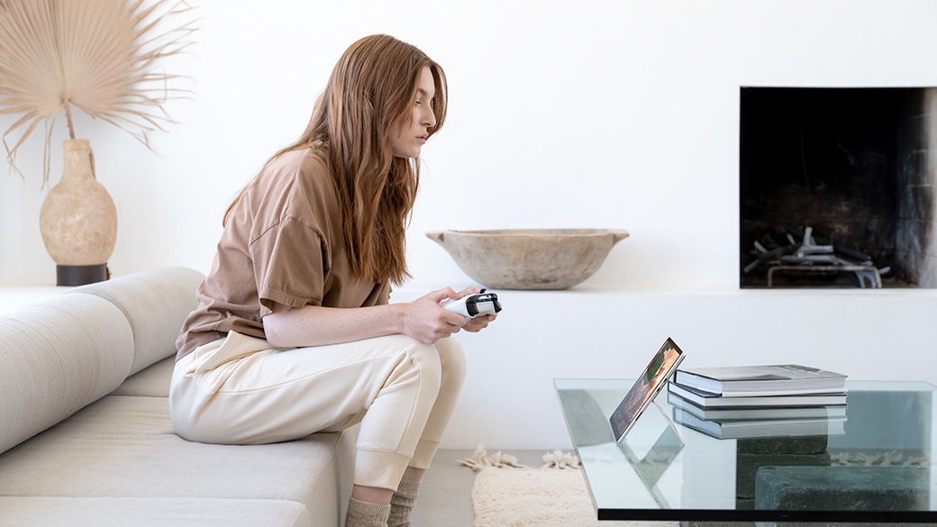 Člověk hraje na zařízení Surface Pro 8 v režimu stojanu. 