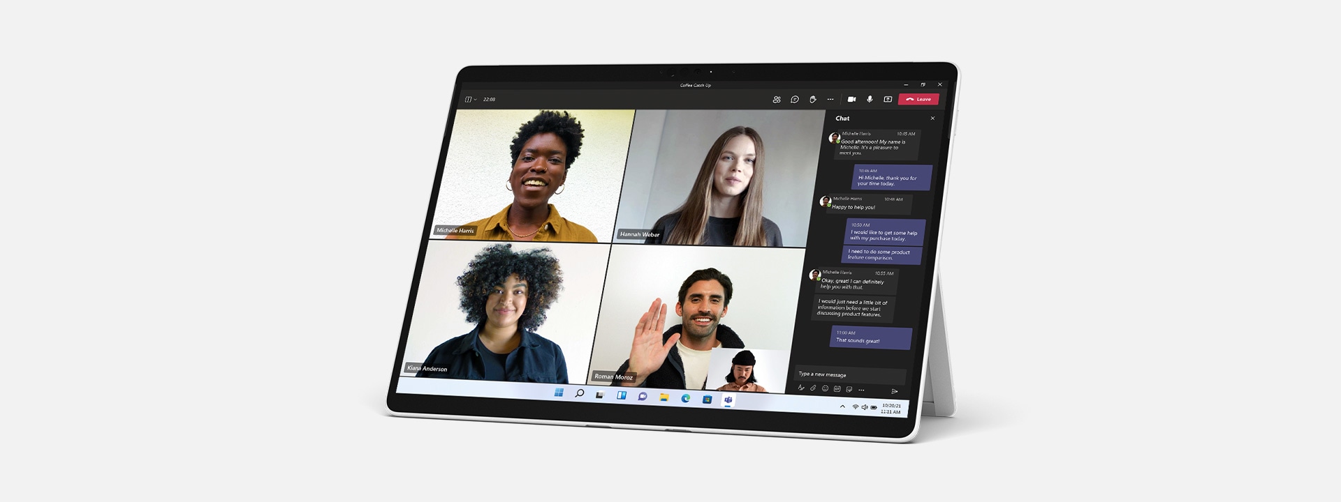 Surface Pro 8 en mode pied multiposition intégré utilisant Teams.