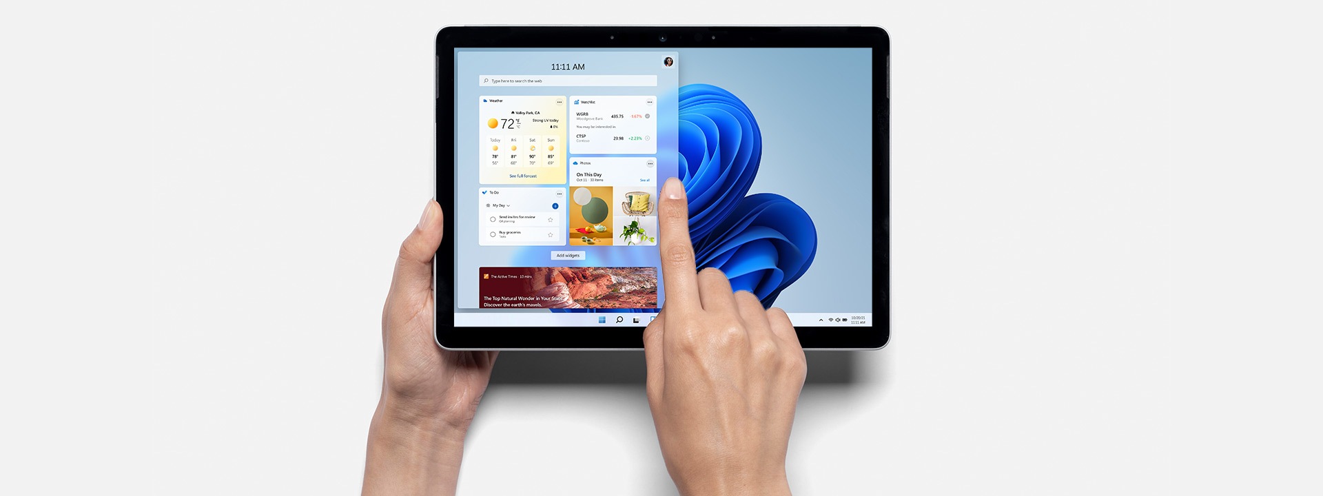 Seseorang menggunakan Surface Go 3 sebagai tablet yang menampilkan Windows 11.