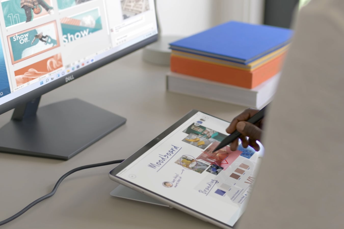 En person använder Surface Slim Pen 2 på en Surface Pro 8 ansluten till en extern skärm.