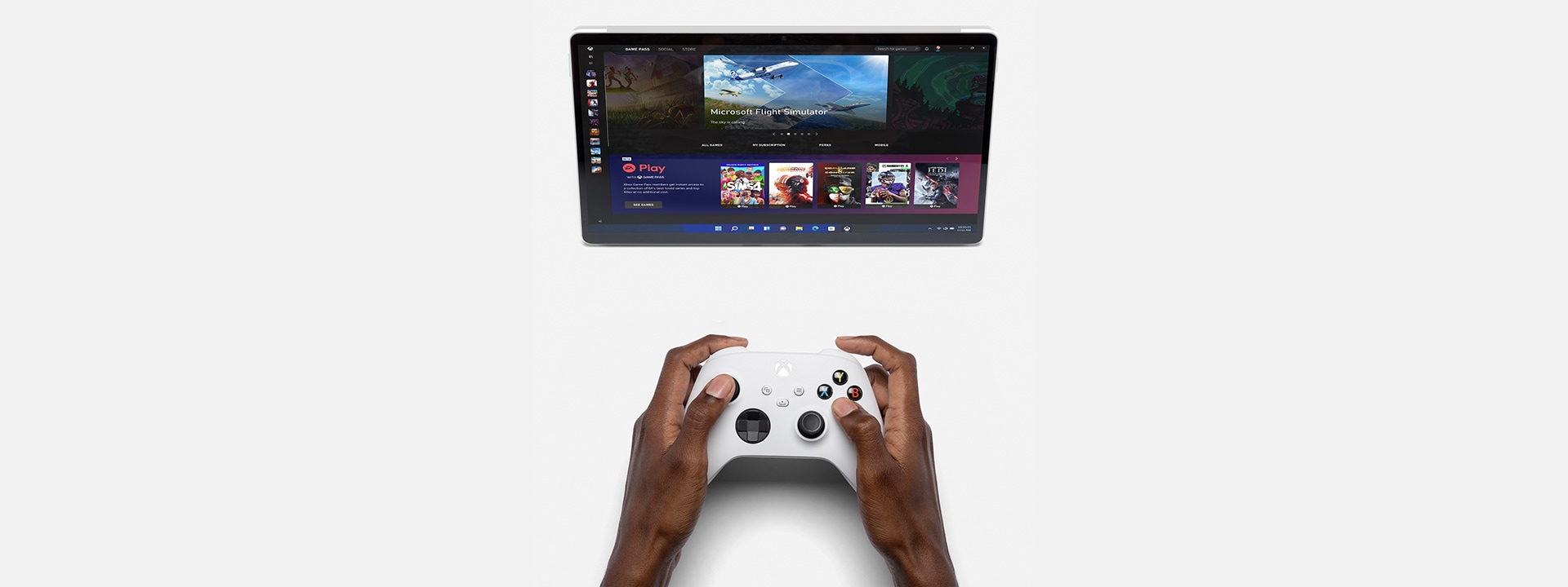 Surface Pro 8 forankret til en arbeidsstasjon som bruker Photoshop.