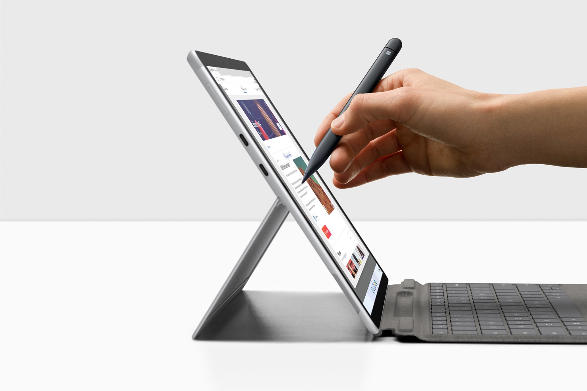 جهاز Surface Pro X يُستخدم مع قلم Surface.