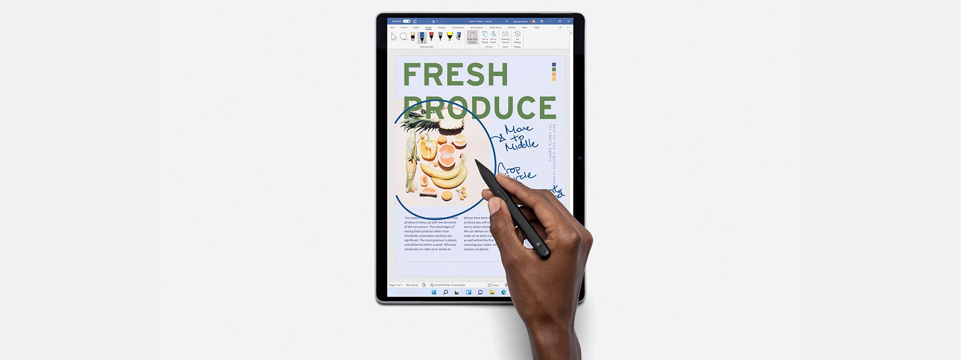 Surface Pro X dengan Pen Surface menulis dalam Word.