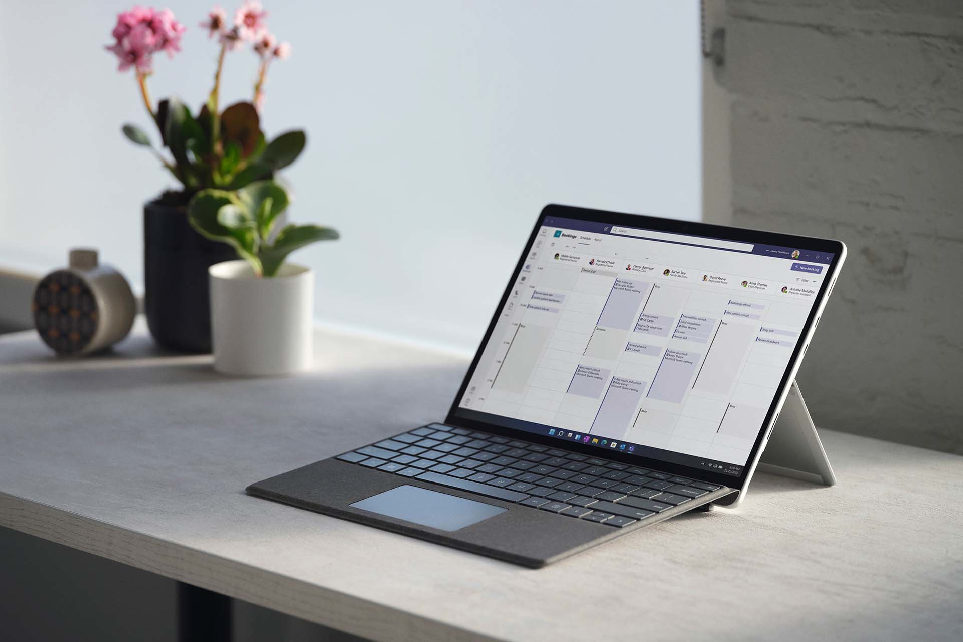 Se observa Surface Pro 8 sobre un escritorio en una oficina doméstica