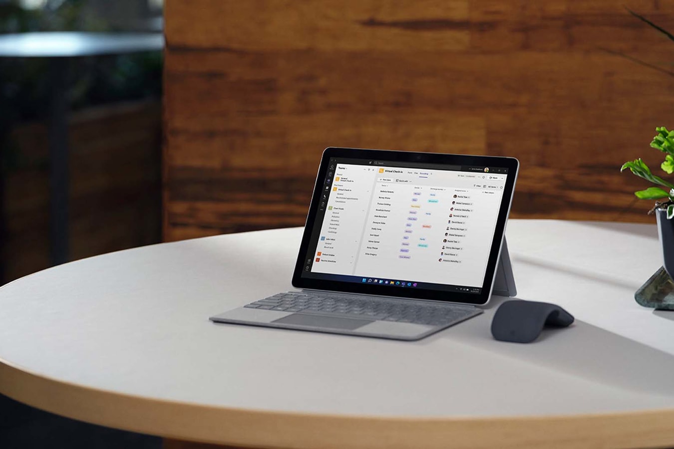 جهاز Surface Go 3 مع ماوس Surface Arc Mouse على طاولة في المكتب