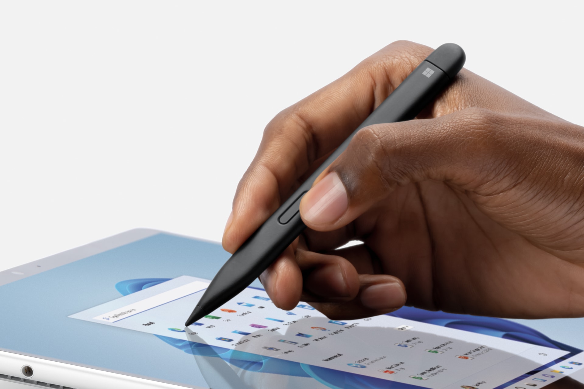 Zbliżenie na pióro Surface Slim Pen 2 piszące na ekranie komputera Surface Pro 8
