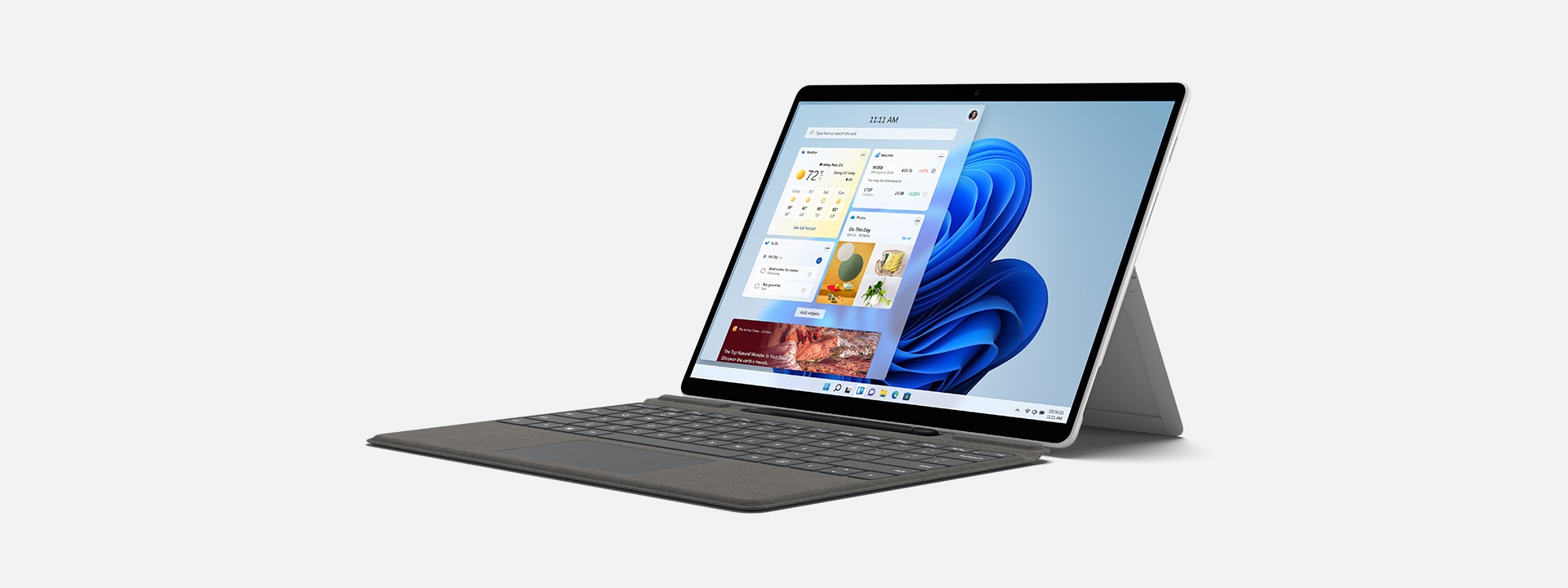 جهاز Surface Pro X معروض ككمبيوتر محمول مع شاشة Windows 11 الرئيسية.