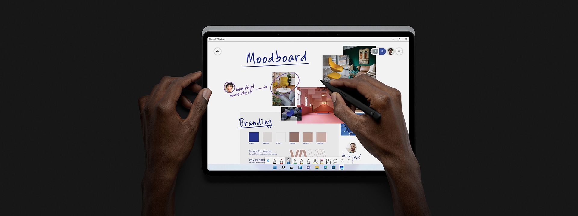 En person bruker Surface Laptop Studio i studiomodus og Microsoft Whiteboard.