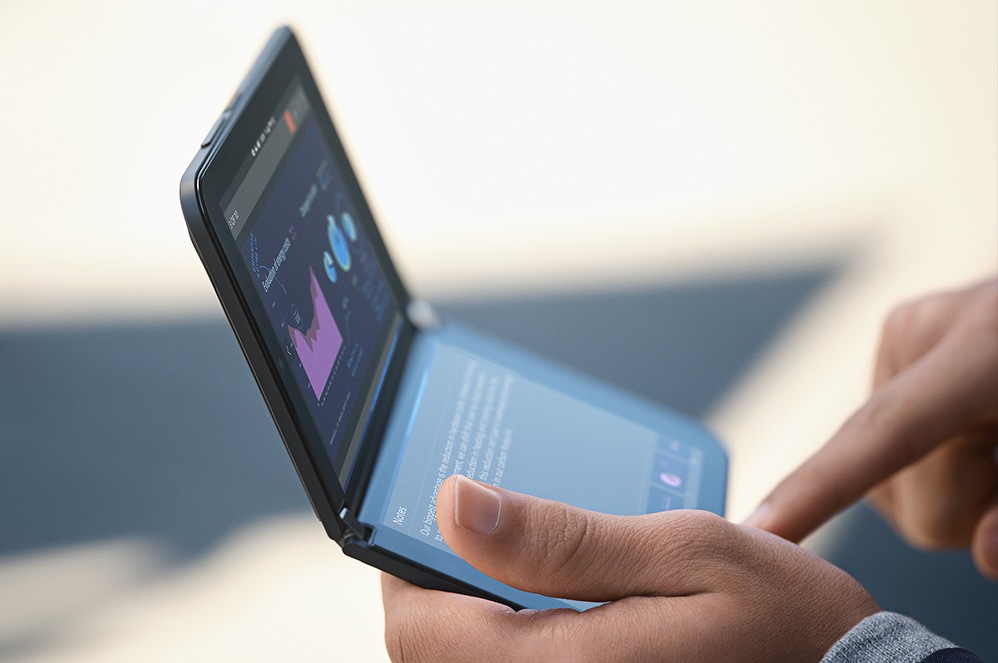 Die Hände einer Person halten Surface Duo 2 for Business, auf dem beide Bildschirme zu sehen sind.