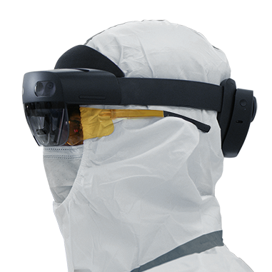 一個穿戴防護裝備的人戴著 HoloLens 2。