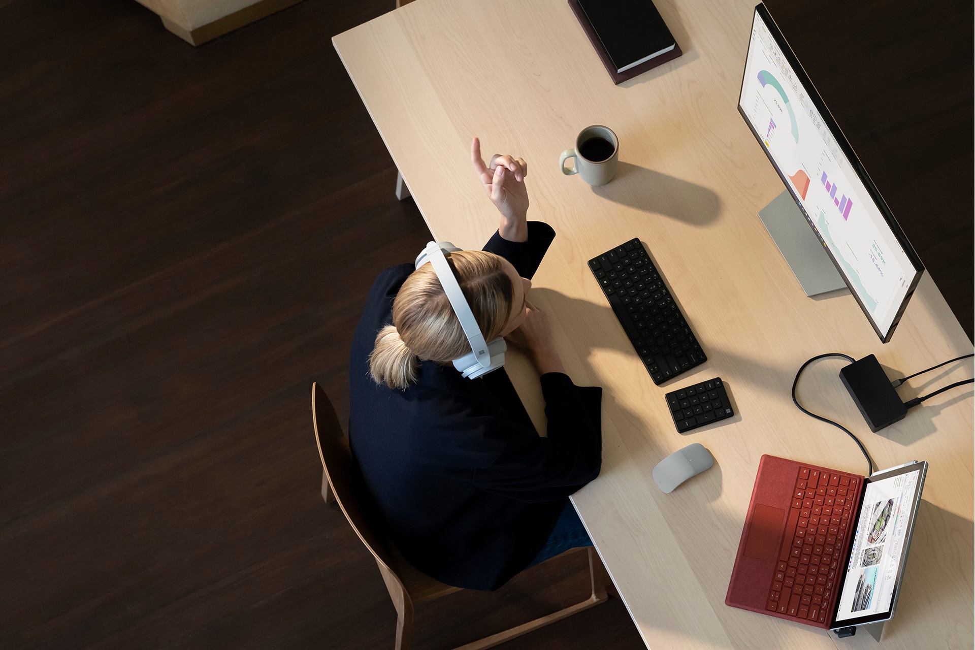 La Surface Pro 7+ est présentée sur un bureau à la maison connecté à un écran externe et utilisant plusieurs ports