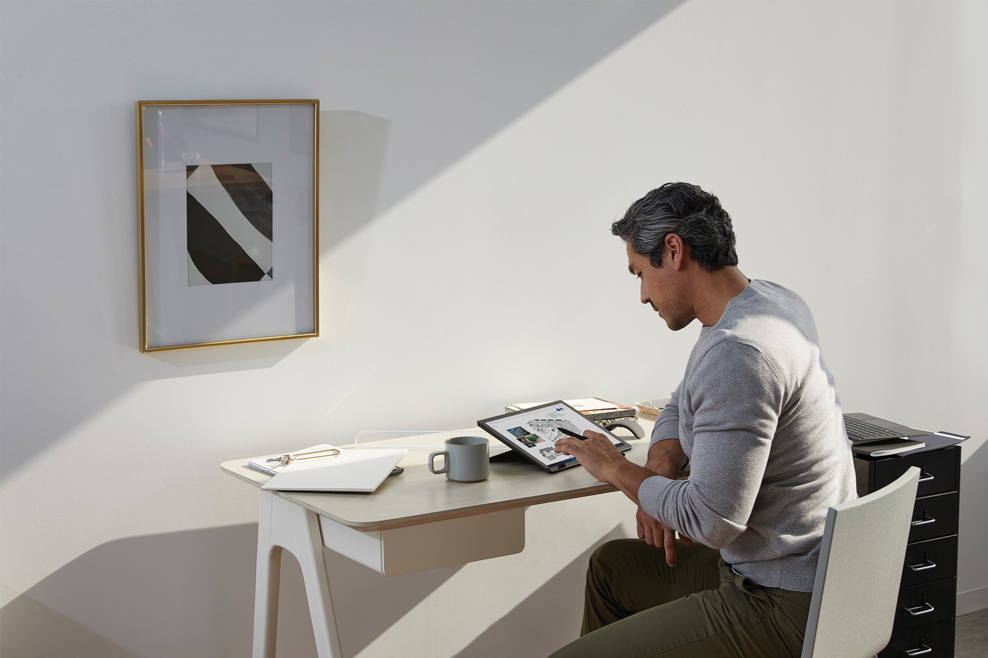 집에서 Surface Pro와 Surface 펜을 사용하여 작업 중인 사람