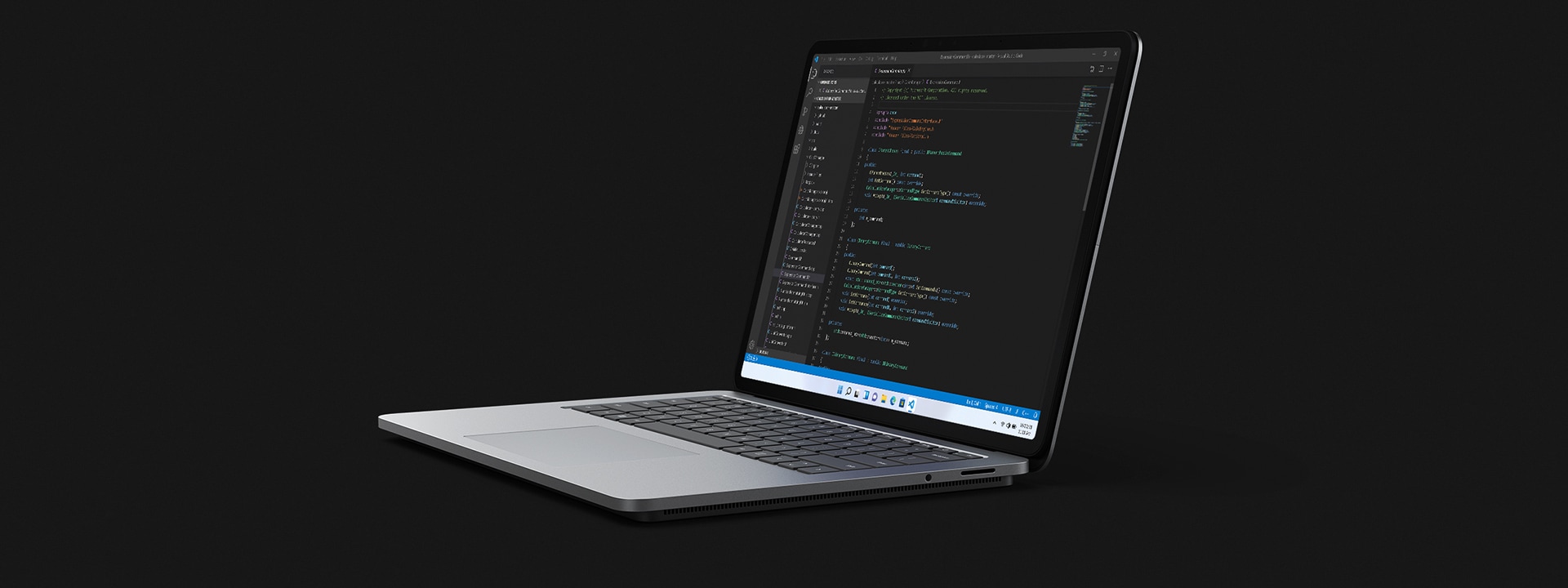 Surface Laptop Studio dalam mod komputer riba sedang digunakan untuk mengekod.