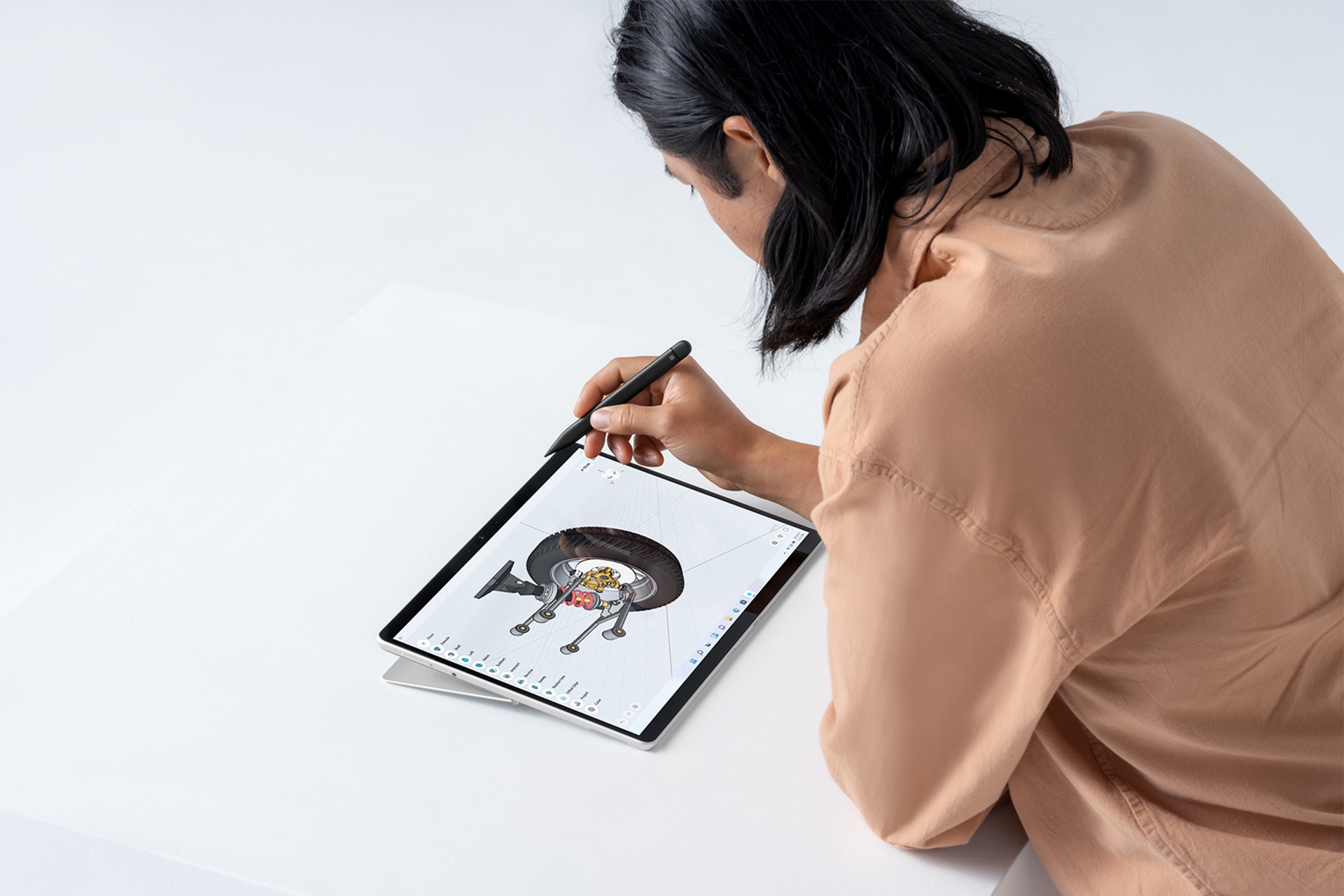 Surface Pro 8과 Surface 슬림 펜 2를 사용하여 설계를 하고 있는 사람