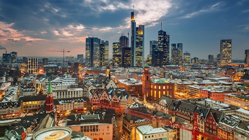 Das Bild zeigt die Skyline von Frankfurt am Main.