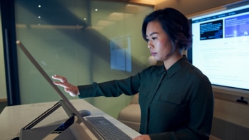 Una persona usando un ordenador con pantalla táctil.