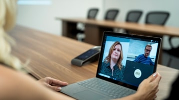 Rozmowa wideo w Teams z udziałem trzech uczestników wyświetlanych na laptopie.