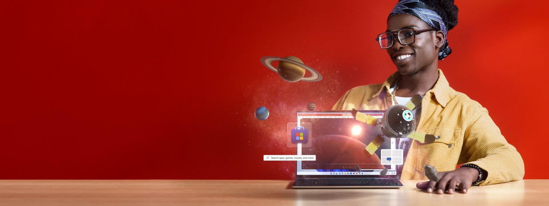 Ein Mann in einer gelben Jacke sitzt an einem Schreibtisch vor einem Laptop und sieht sich ein Video an, das im Weltraum spielt. Digitale Elemente wie das Windows Store-Symbol und Weltraumobjekte erscheinen wie durch Magie auf dem Bildschirm.