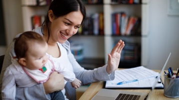 Eine Mutter mit Baby bei einem virtuellen Arztbesuch auf einem Laptop