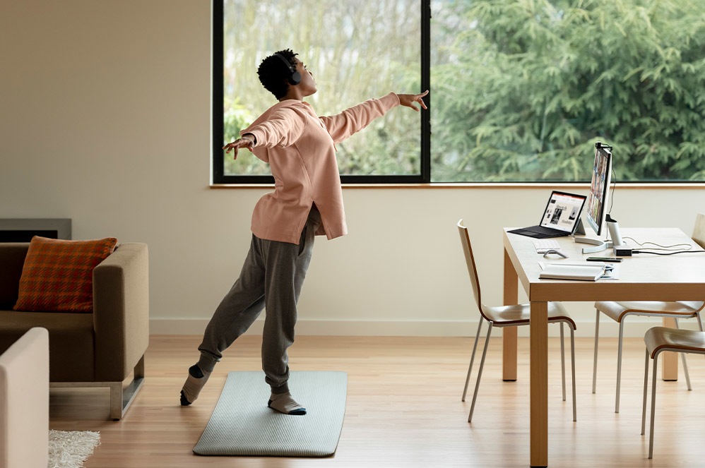 شخص يستخدم جهاز Surface Pro 7+ للرقص في غرفة المعيشة.
