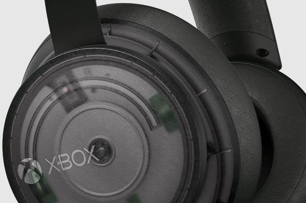 Zbliżenie z boku stereofonicznego zestawu słuchawkowego do konsoli Xbox w specjalnej wersji z okazji 20-lecia