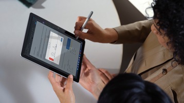 Surface Go 3 for Business a apresentar o ecrã e o teclado.