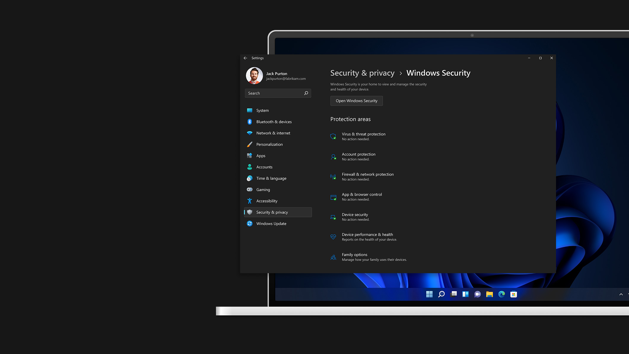 Ноутбук с Windows 11 с экраном настроек безопасности и конфиденциальности