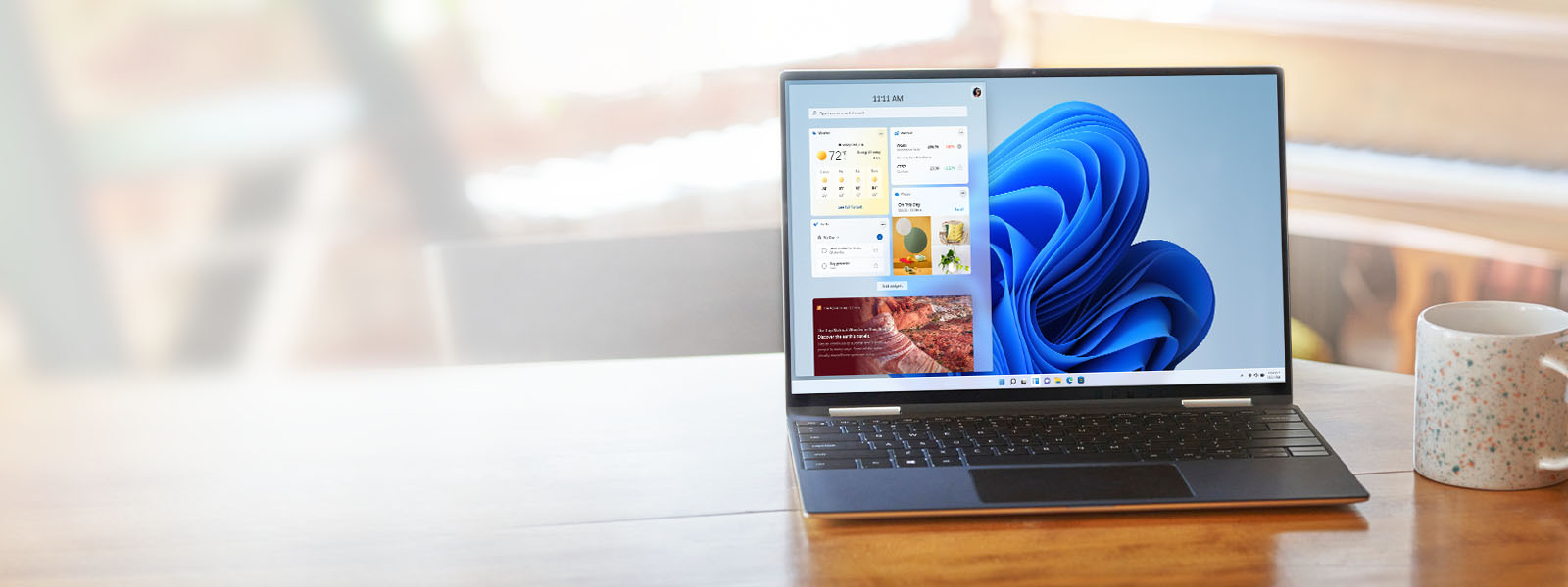 PC avec les widgets de Windows et la fleur en arrière-plan