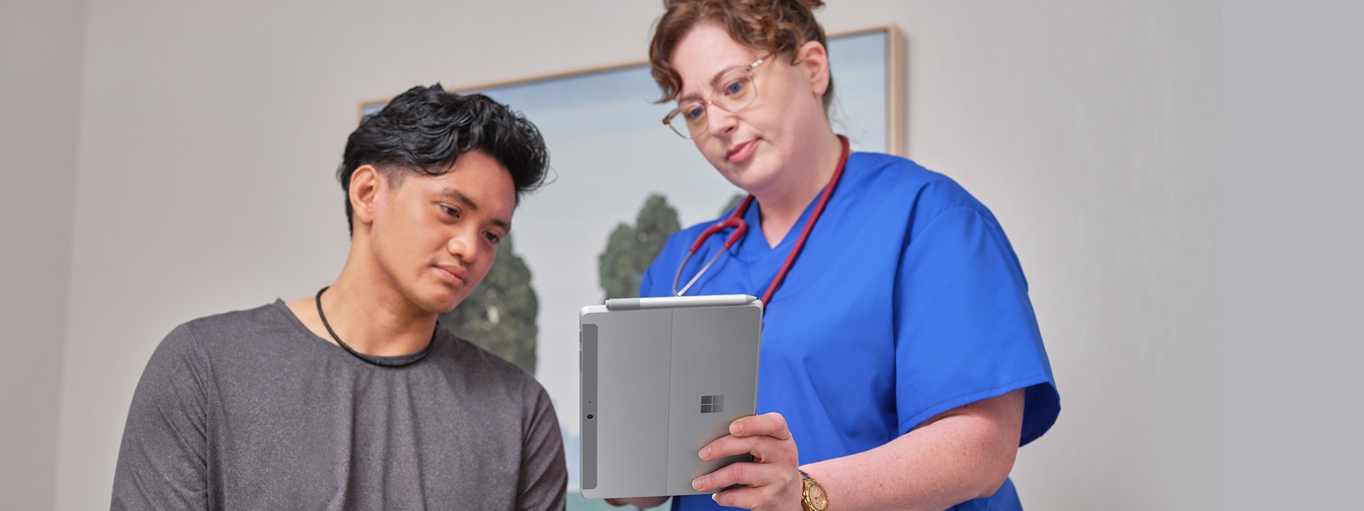 Une infirmière utilise un appareil Surface Pro pour faire l'admission d'un patient dans un cadre médical