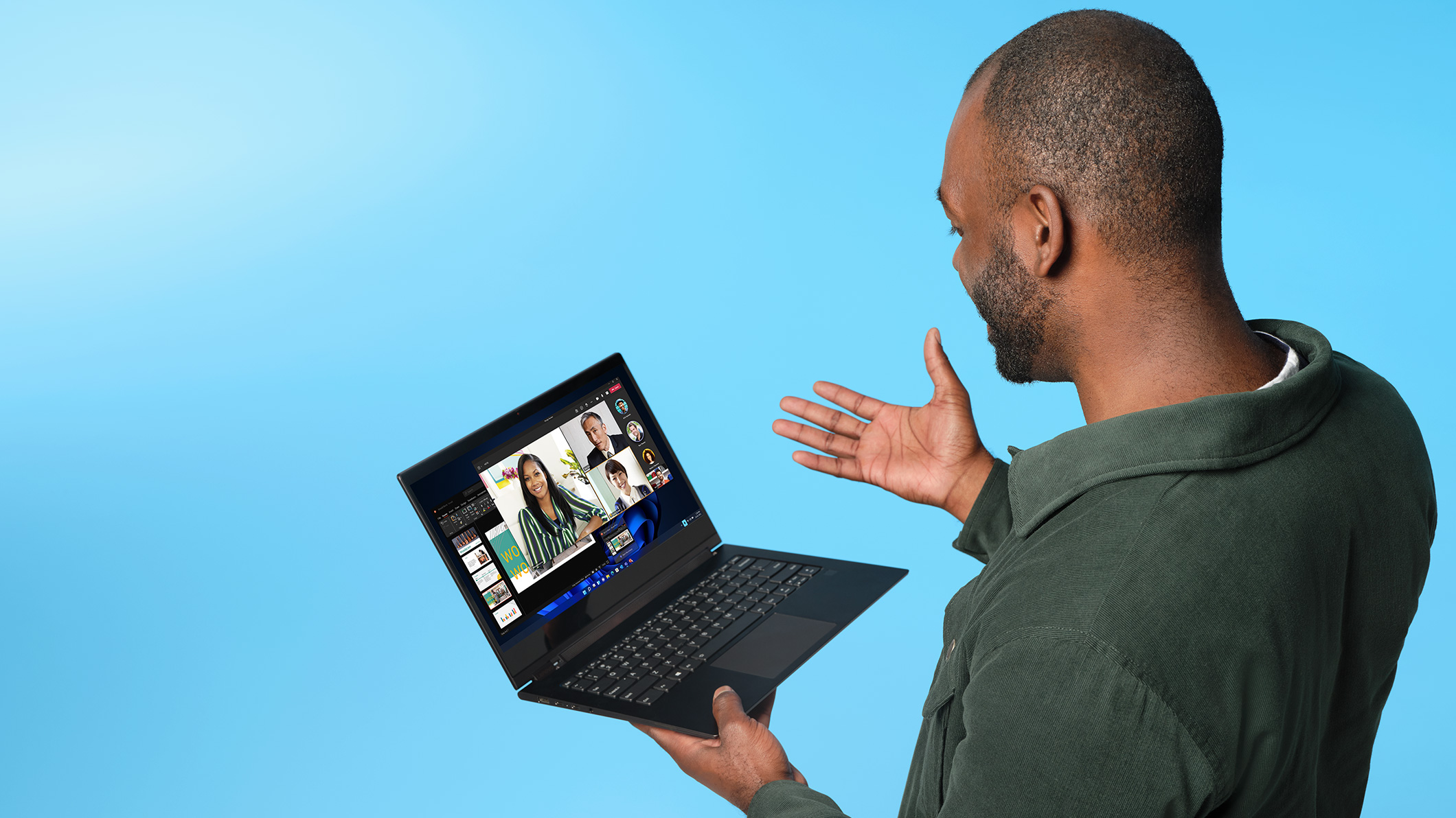Ein Mann schaut im Stehen auf einen Laptopbildschirm