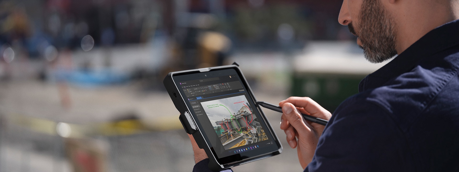 Une personne en déplacement sur un site de travail qui utilise son stylet pour Surface pour naviguer sur la Surface Go 3