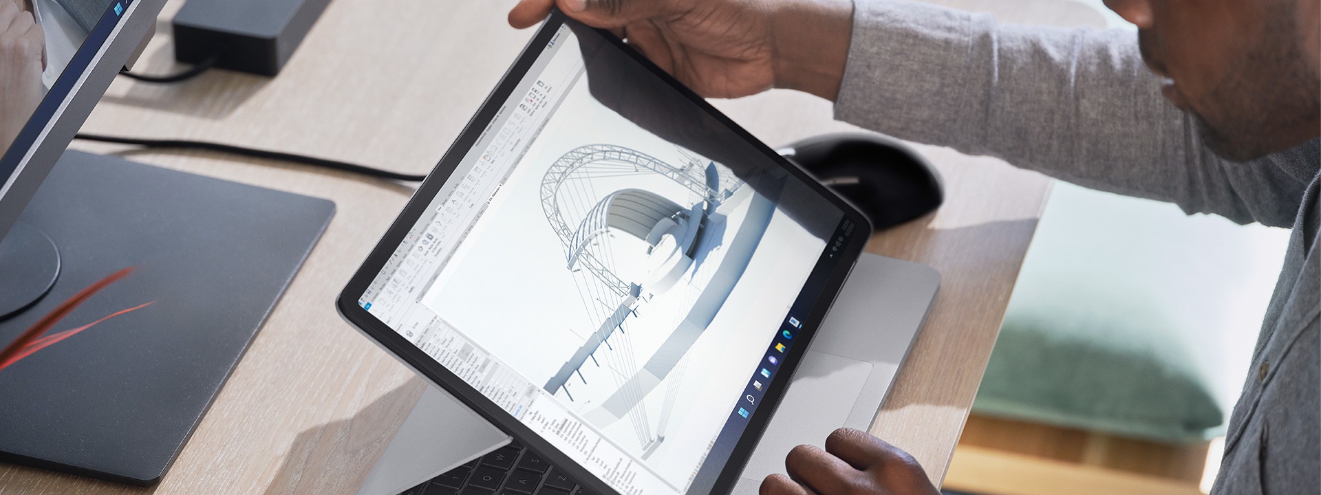 En Surface Laptop Studio ses i scene-tilstand på et skrivebord i et hjemmekontor
