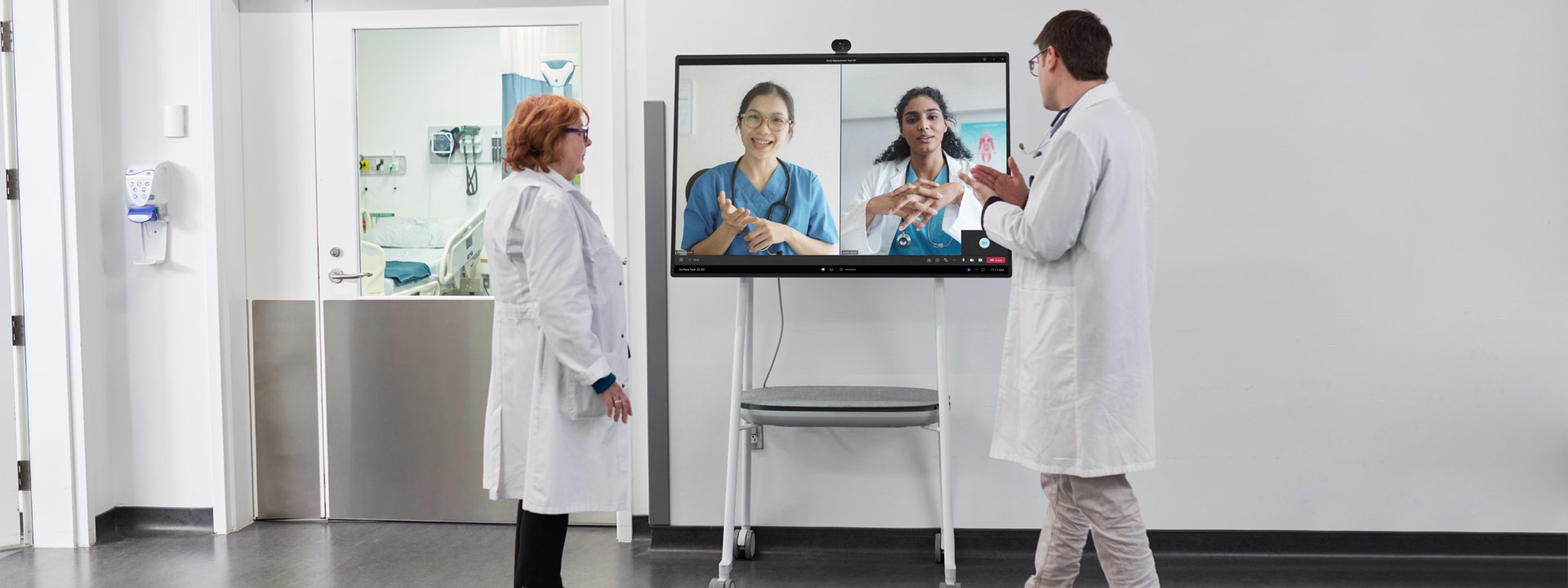 Dois profissionais de medicina a participarem numa chamada de vídeo do Teams num cenário hospitalar