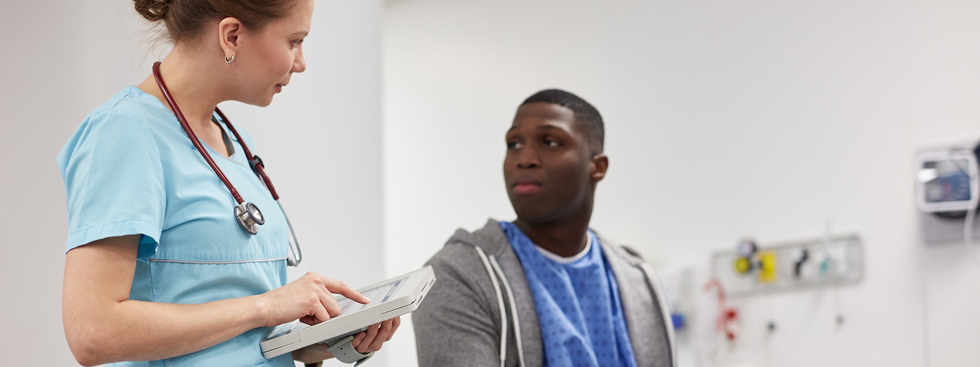 Egy ápoló egy Surface Pro készüléket használ a betegfelvételhez egy klinikán