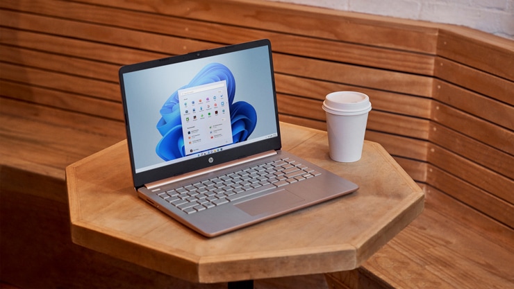 Um dispositivo Surface mostrando a tela em uma mesa em um café.