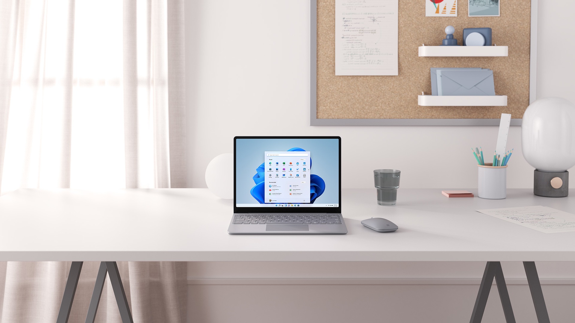 책상 위에 놓인 플래티넘색 Surface Laptop Go