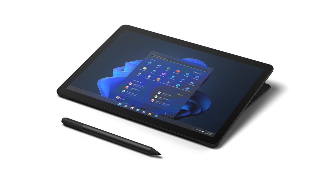 Surface Go 3 in Mattschwarz im Studio-Modus mit einem Studio-Pen.