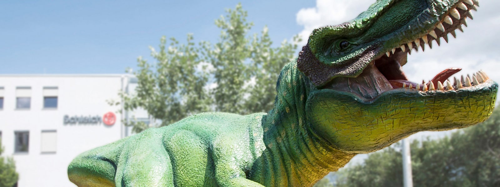 Das Bild zeigt eine Statue eines Tyrannosaurus Rex.